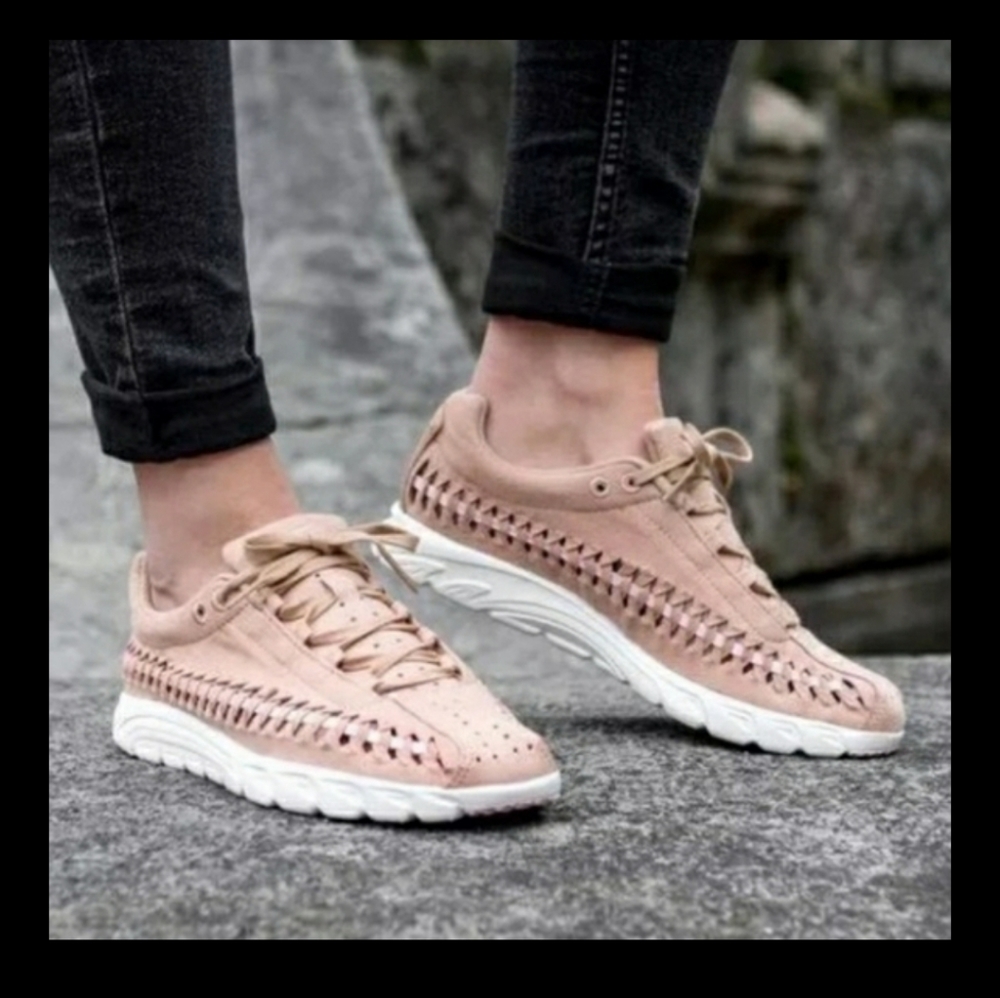 Nike Mayfly woven sail dust black.